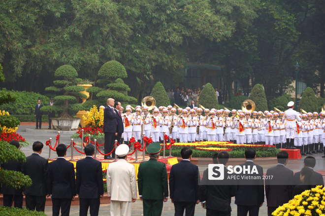 [LIVE] Tổng thống Donald Trump đứng trang nghiêm khi quân nhạc cử quốc thiều Mỹ tại Phủ chủ tịch - Ảnh 3.