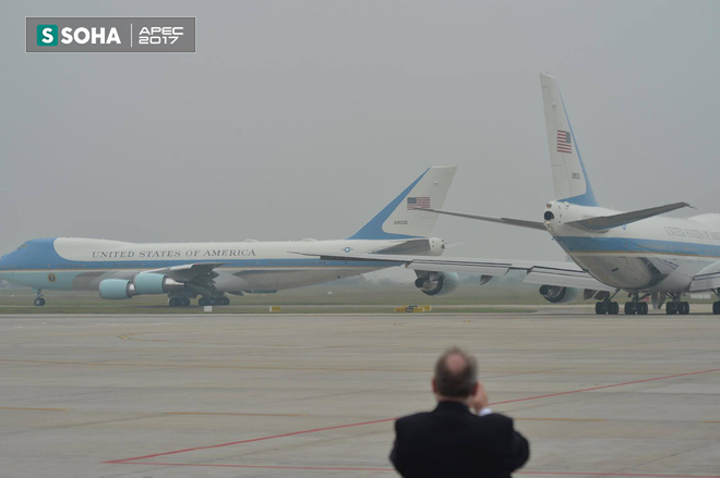 Tổng thống Donald Trump vẫy chào từ chuyên cơ Air Force One, lên đường rời Việt Nam - Ảnh 9.