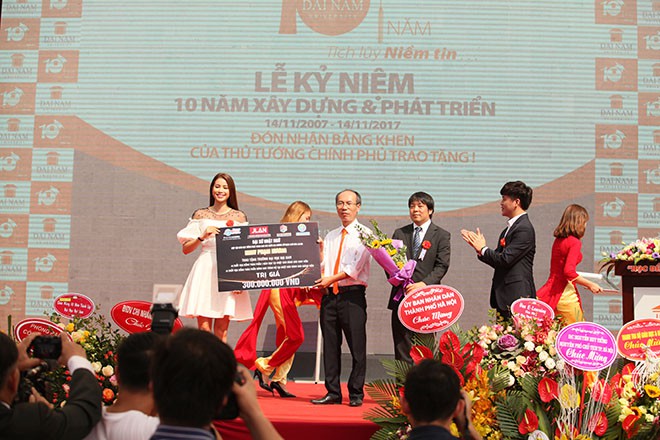 Hoa hậu Phạm Hương nhảy Flashmob cùng 1000 sinh viên Đại Nam - Ảnh 2.