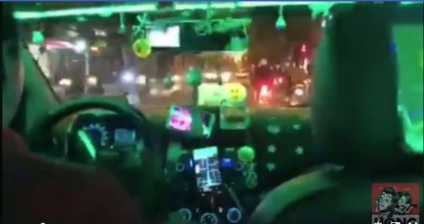 Tài xế Grab đáng yêu nhất ‘Vịnh Bắc Bộ’, cùng chiếc taxi đem không khí Noel đi khắp Sài Gòn - Ảnh 2.