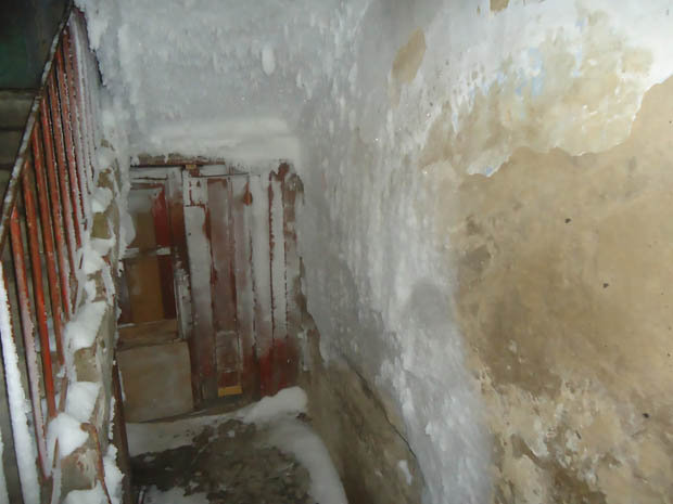 Người dân Nga khốn đốn vì phải sống chung với nước tiểu và chất thải đóng băng quanh nhà - Ảnh 2.