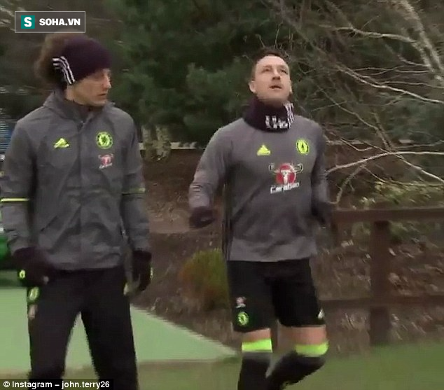 John Terry cover hoàn hảo tiết mục viên kẹo cao su của Ozil - Ảnh 1.