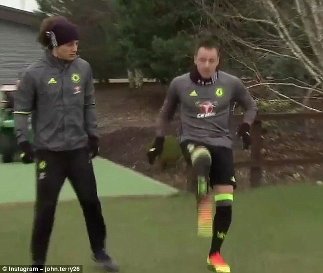 John Terry cover hoàn hảo tiết mục viên kẹo cao su của Ozil - Ảnh 2.