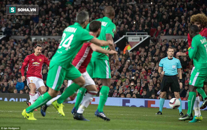 Ghi bàn dễ như lấy đồ trong túi, Ibrahimovic được phong Thánh trên Old Trafford - Ảnh 16.