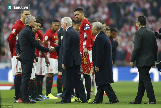 Chơi trò cút bắt, Ibrahimovic đưa Man United đăng quang trong nỗi lo thót tim - Ảnh 9.