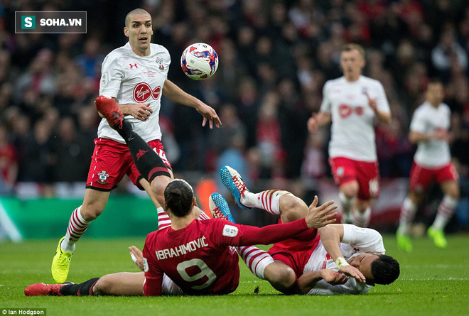 Chơi trò cút bắt, Ibrahimovic đưa Man United đăng quang trong nỗi lo thót tim - Ảnh 11.