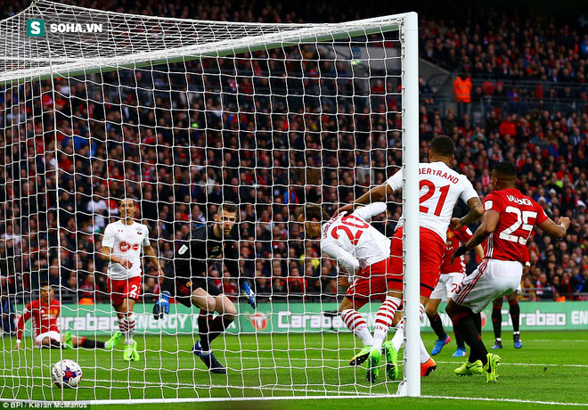 Chơi trò cút bắt, Ibrahimovic đưa Man United đăng quang trong nỗi lo thót tim - Ảnh 13.