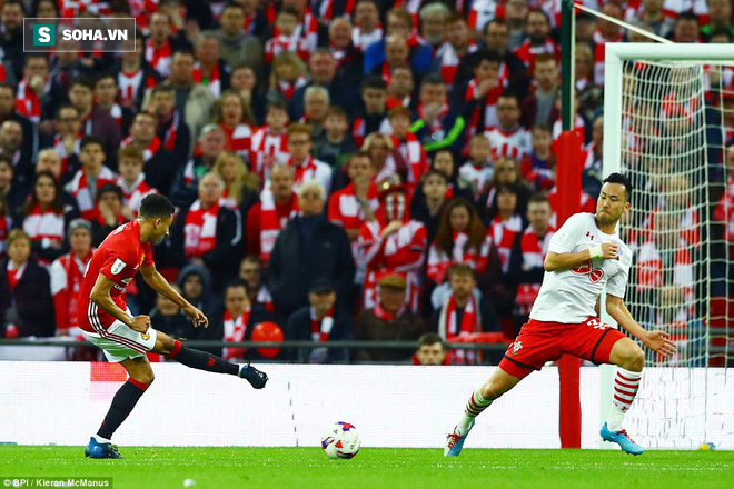 Chơi trò cút bắt, Ibrahimovic đưa Man United đăng quang trong nỗi lo thót tim - Ảnh 21.