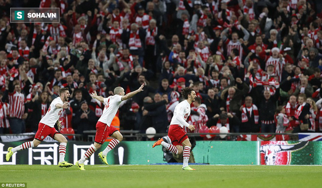 Chơi trò cút bắt, Ibrahimovic đưa Man United đăng quang trong nỗi lo thót tim - Ảnh 28.