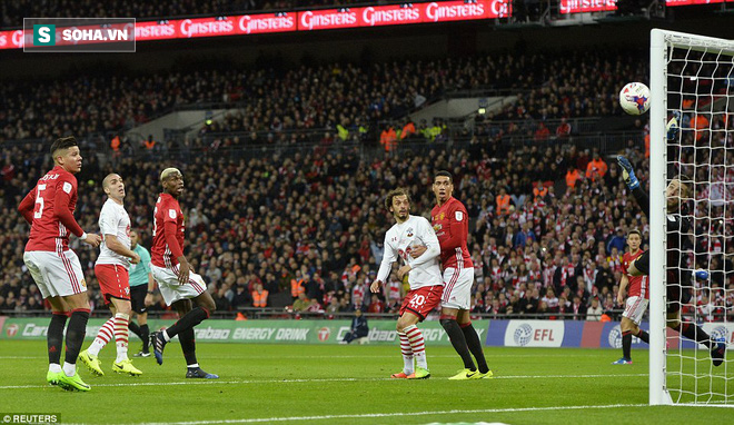 Chơi trò cút bắt, Ibrahimovic đưa Man United đăng quang trong nỗi lo thót tim - Ảnh 31.