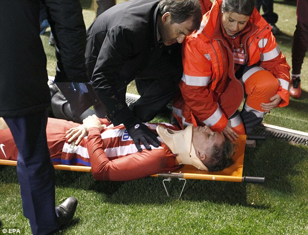 Dính đòn nặng trên sân, Torres suýt nguy hiểm đến tính mạng - Ảnh 2.
