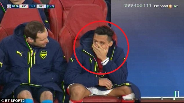 Sanchez hành động khó hiểu trong ngày Arsenal thảm bại - Ảnh 2.