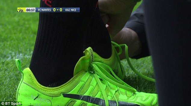 Mặc cả đội đang thi đấu, Balotelli điềm nhiên đứng ngoài vì không biết buộc dây giày  - Ảnh 1.