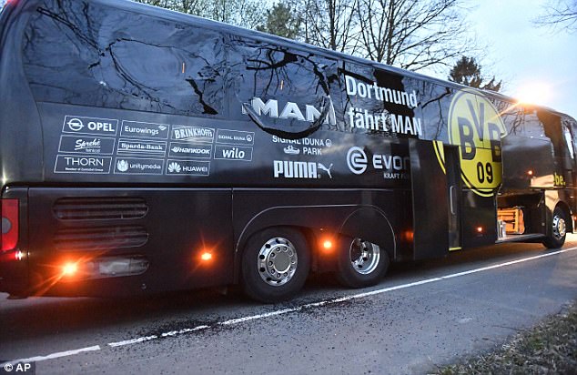 Xe bus của Dortmund phát nổ, trận đấu lập tức bị hoãn lại - Ảnh 1.