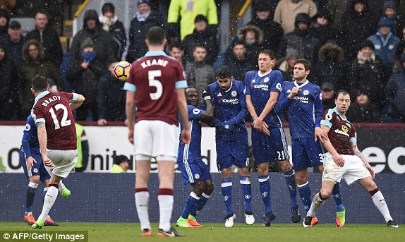 Làm điều khó tin trước Chelsea, Burnley tạm thời cứu vớt Premier League - Ảnh 5.