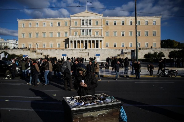 Nghèo đói, vô gia cư, thất nghiệp khiến người dân Hy Lạp xếp hàng dài nhận đồ cứu trợ - Ảnh 4.