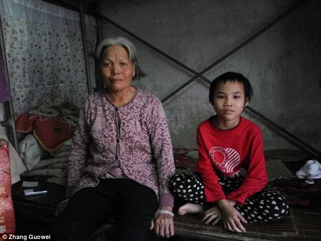 Cô bé 8 tuổi bán rau ngoài đường suốt 5 năm với mong ước gặp lại cha mẹ đẻ - Ảnh 2.