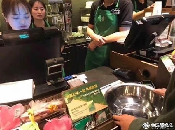 Cà phê Starbucks giảm giá, người Trung Quốc hò nhau xách xô, chậu đi mua - Ảnh 4.