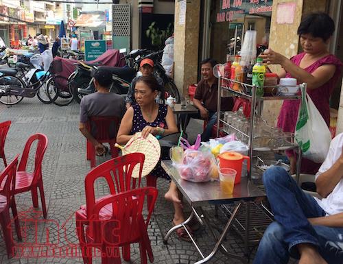 TP Hồ Chí Minh: Vắng bóng lực lượng chức năng, vỉa hè quận 1 ‘đâu lại vào đấy’ - Ảnh 4.