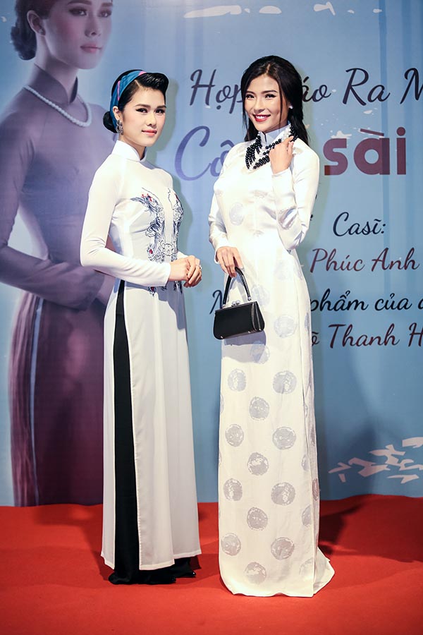 Bà xã Lương Thế Thành khoe vẻ đẹp dịu dàng với áo dài truyền thống - Ảnh 4.
