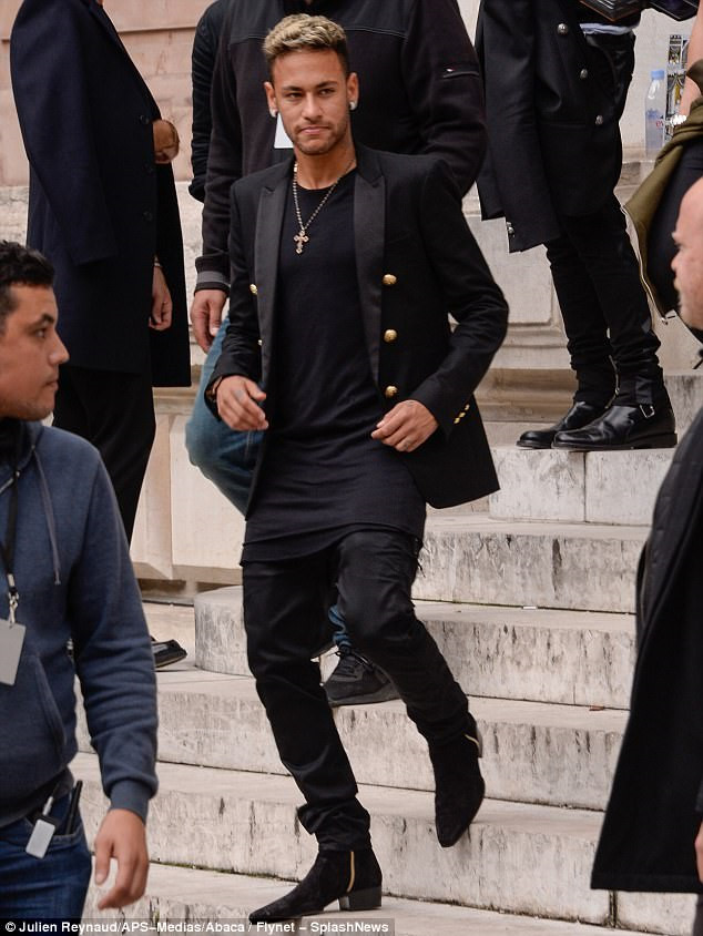 Neymar, Alves thể hiện phong thái siêu mẫu khi đi catwalk ở Tuần lễ thời trang Paris - Ảnh 5.