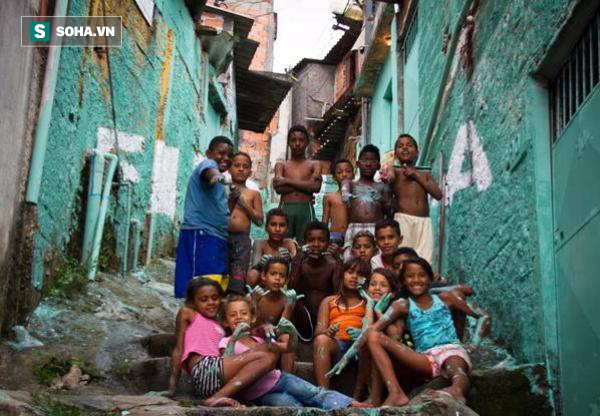 Chính quyền thành phố lớn nhất Brazil bị chỉ trích vì phát thực phẩm lạ cho trẻ em nghèo - Ảnh 1.