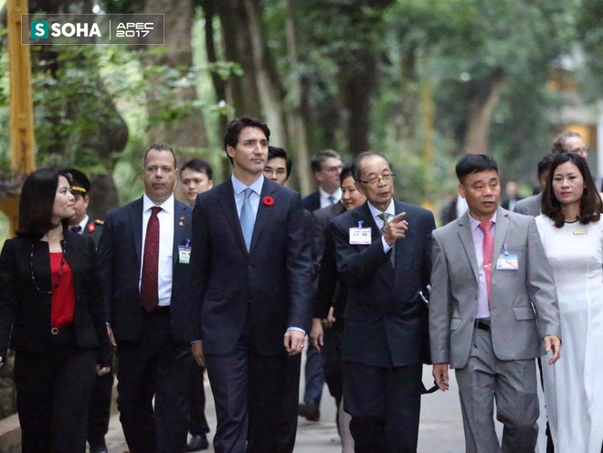 Thủ tướng Canada Justin Trudeau thăm Nhà sàn Bác Hồ và cho cá ăn - Ảnh 3.