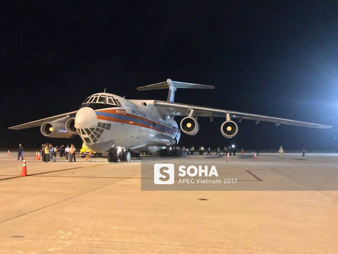 IL-76 Nga mang 40 tấn hàng cứu trợ đã tới Cam Ranh, sẵn sàng hỗ trợ Việt Nam khắc phục hậu quả bão Damrey - Ảnh 1.