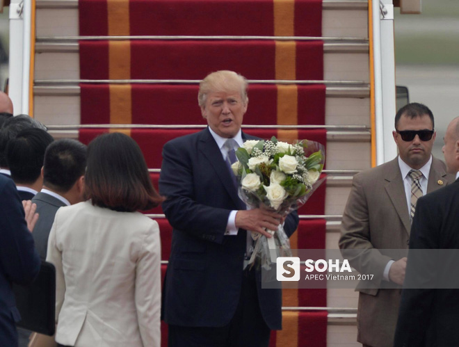 Tổng thống Donald Trump vẫy chào từ chuyên cơ Air Force One, lên đường rời Việt Nam - Ảnh 5.