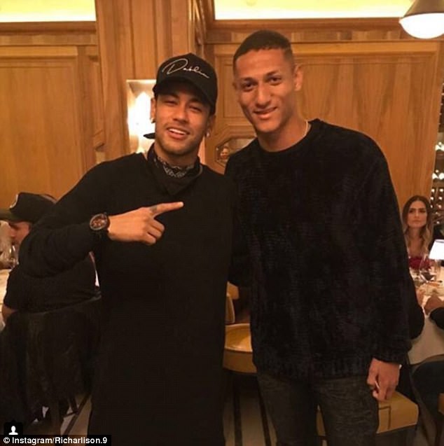 Sau màn khóc lóc trong phòng họp báo, Neymar cùng tuyển Brazil bay đêm tới bến ở London - Ảnh 3.
