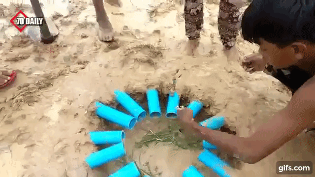 Chỉ mấy ống nhựa PVC, lũ trẻ đã bắt được cả xô đầy lươn! - Ảnh 5.