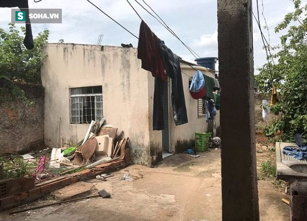 Bắt được mẩu giấy nhỏ, người đàn ông phát hiện ra điều tồi tệ đang xảy ra ở nhà hàng xóm - Ảnh 1.