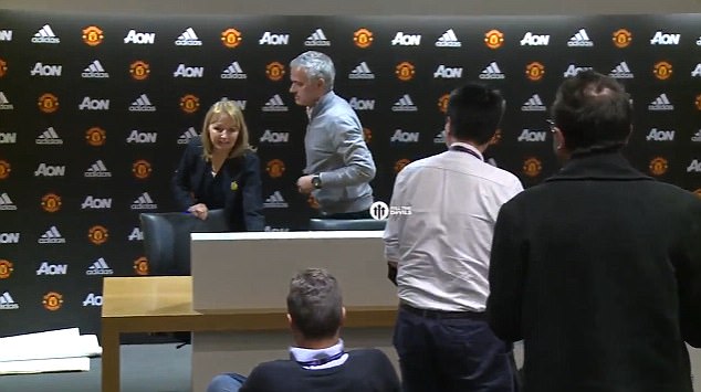 Mourinho lạnh lùng kết thúc họp báo chỉ sau 10 giây - Ảnh 3.