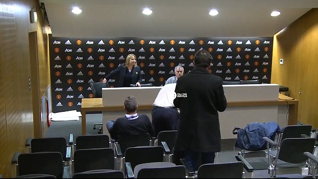 Mourinho lạnh lùng kết thúc họp báo chỉ sau 10 giây - Ảnh 2.