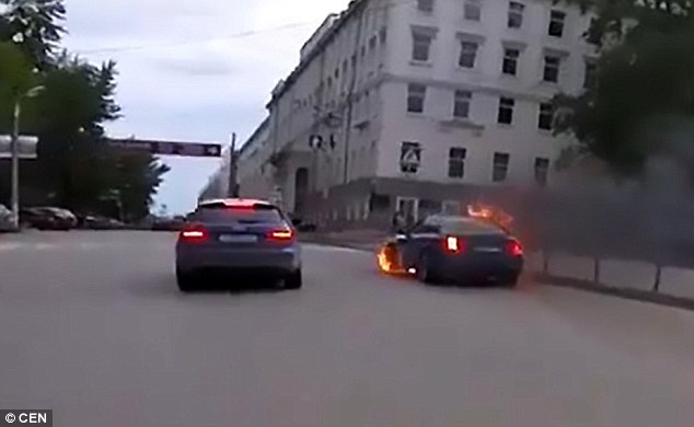 Clip: Siêu xe bạc tỉ bất ngờ bốc cháy giữa đường, tài xế thoát nạn trong gang tấc - Ảnh 4.
