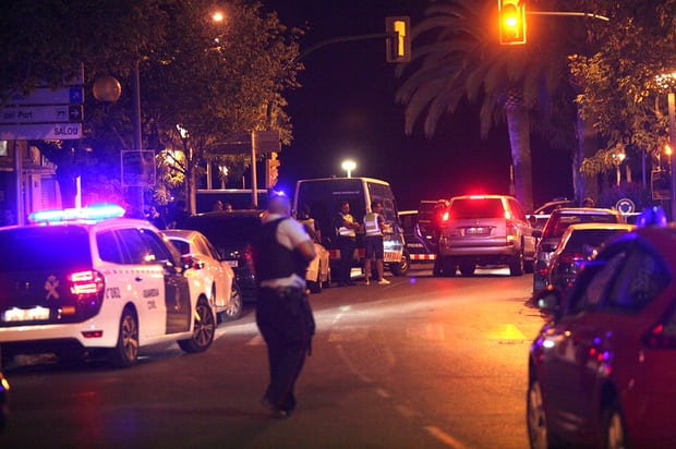 Khủng bố liên hoàn ở TBN: Tái hiện vụ đâm xe Barcelona, 5 nghi phạm mang bom bị bắn chết - Ảnh 1.