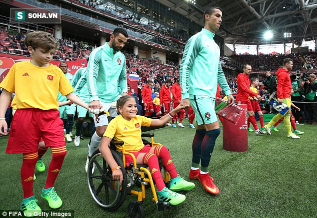 Ronaldo trao nụ hôn làm tan chảy hàng triệu trái tim - Ảnh 1.