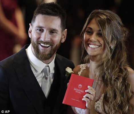 Chú rể Messi mặc đẹp như tài tử hôn say đắm vợ trong đám cưới - Ảnh 5.