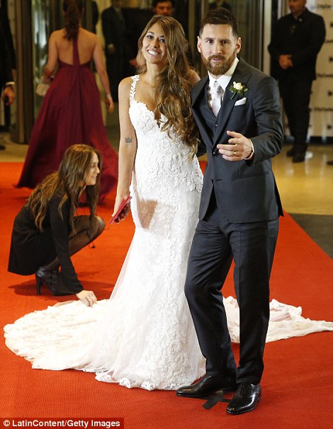 Chú rể Messi mặc đẹp như tài tử hôn say đắm vợ trong đám cưới - Ảnh 2.