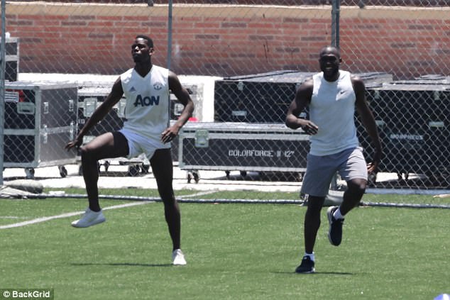 Cô gái tóc vàng bí ẩn xuất hiện cạnh Paul Pogba - Ảnh 13.