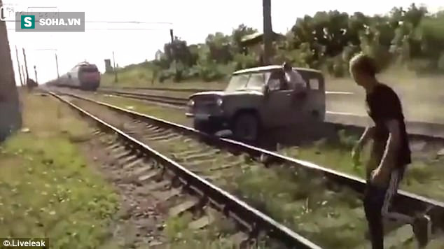 Clip: Khoảnh khắc đoàn tàu hất tung chiếc ô tô đỗ ngang đường ray, tài xế thoát chết - Ảnh 2.