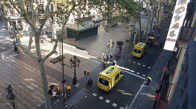 Khủng bố liên hoàn ở TBN: Tái hiện vụ đâm xe Barcelona, 5 nghi phạm mang bom bị bắn chết - Ảnh 6.