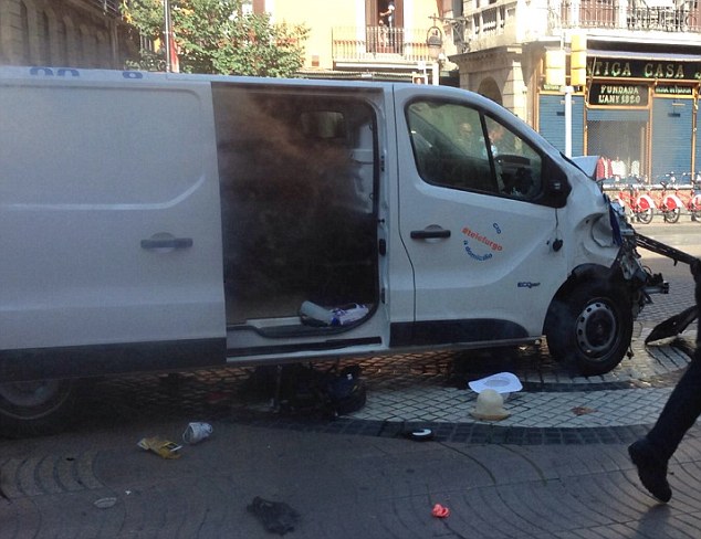 Khủng bố liên hoàn ở TBN: Tái hiện vụ đâm xe Barcelona, 5 nghi phạm mang bom bị bắn chết - Ảnh 7.