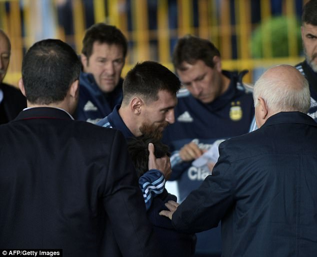 Bị lôi đi và bật khóc khi cố gặp Messi, cậu bé ngay lập tức nhận được món quà đặc biệt - Ảnh 3.