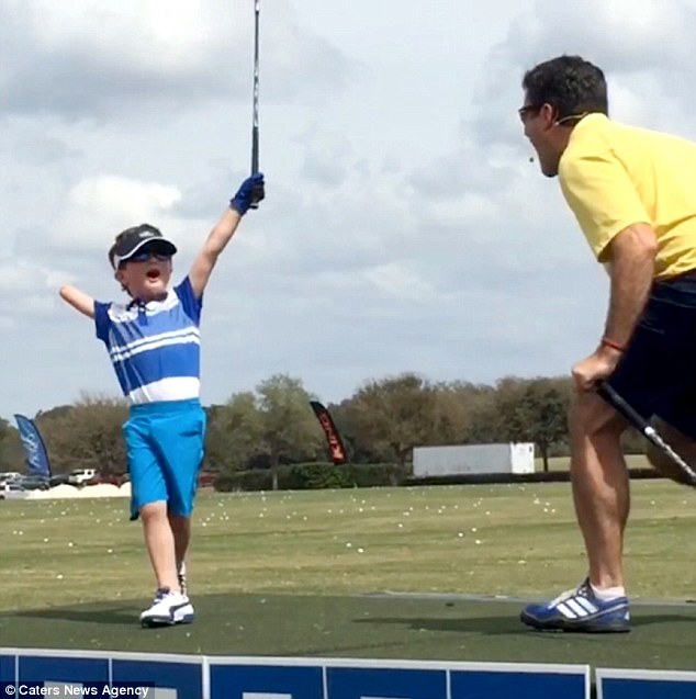 Chỉ có một tay, bé 6 tuổi chơi golf điêu luyện khiến người lớn cũng phải tròn mắt! - Ảnh 3.