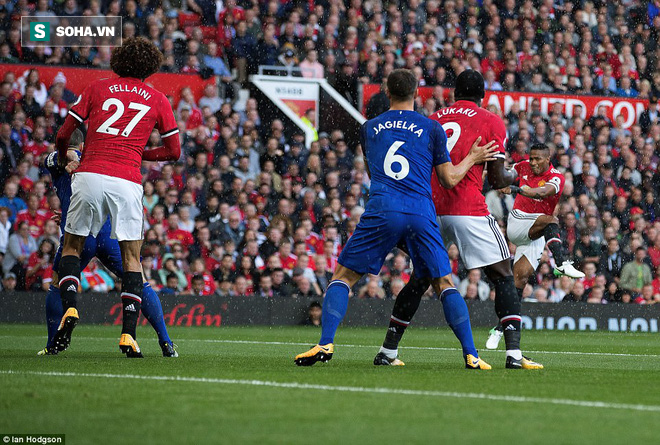 Old Trafford sáng bừng với cầu vồng của chiến binh thép chưa hề biết sợ - Ảnh 3.