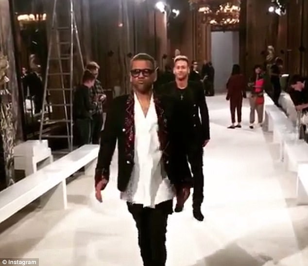 Neymar, Alves thể hiện phong thái siêu mẫu khi đi catwalk ở Tuần lễ thời trang Paris - Ảnh 6.