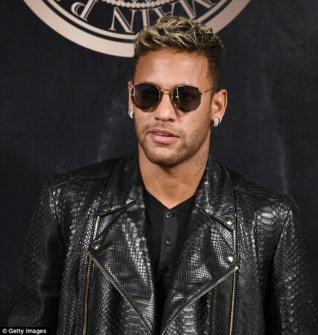 Neymar, Alves thể hiện phong thái siêu mẫu khi đi catwalk ở Tuần lễ thời trang Paris - Ảnh 8.