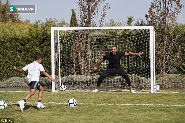 CLIP: Trổ tài đá penalty, con trai Ronaldo khiến Rio Ferdinand đứng chôn chân - Ảnh 1.