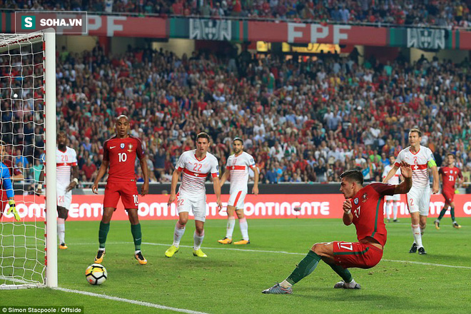 Hạ gục Thụy Sỹ, Cristiano Ronaldo cùng đồng đội giật tấm vé đến Nga từ chính đối phương - Ảnh 2.